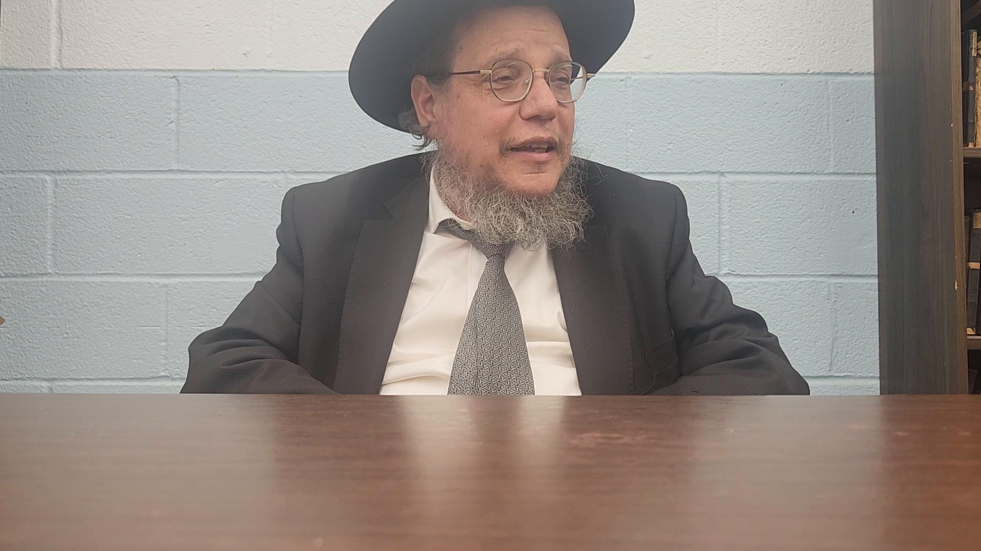 Lomdut Purim "Eating before mishloach manos" Techeiles Mordechai"