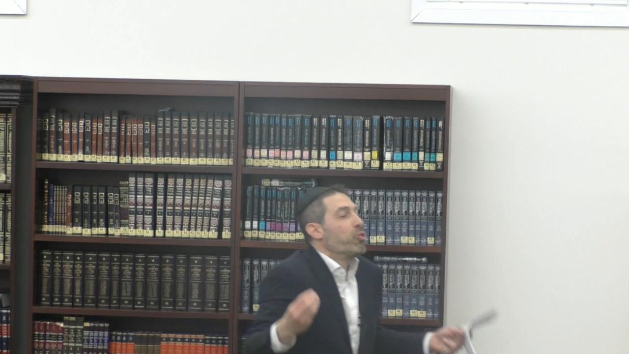 Charlie Harary delivering a shiur on honoring your parents